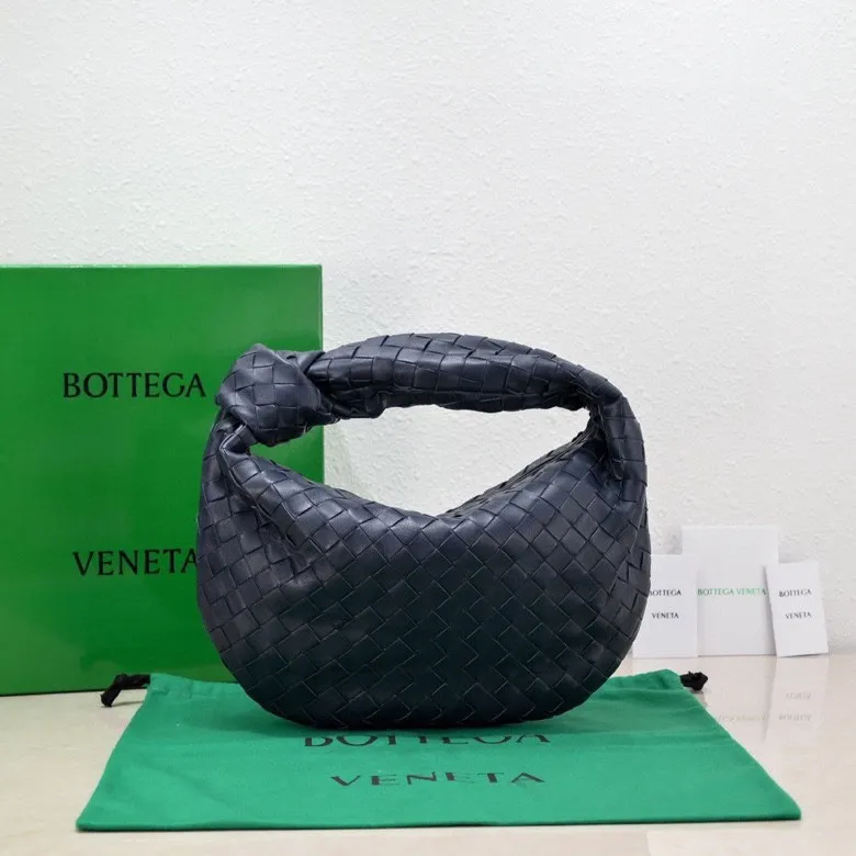 Batch 1460 BV Bottega Veneta 2022 Early Spring New Ladies Medium JODIE Handbag BV Bag 🔥The new method is to round the corners on the original basis and knot the round hobo bag with classic woven leather. The most iconic triangular pull-out design, using sheepskin draped soft shape, is super suitable for concave shapes~ Jodie feels really gentle to people, and is definitely the best item for daily matching. It has the same weave, new elements and twists, and is versatile. It is the new favorite of street style Internet celebrities! Size: 36*21*13 Model: 6697